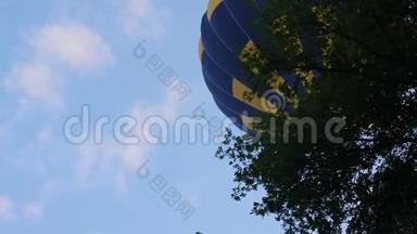 俯瞰美丽的<strong>热气球</strong>飞过树木，休闲活动