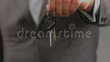 成功的商人把汽车钥匙放进照相机，购买汽车