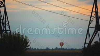 令人叹为观止的彩色<strong>热气球</strong>在日落时飞过田野