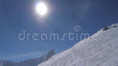 在明亮的阳光下，带着<strong>光晕</strong>和一架飞行飞机观看冬天的雪山