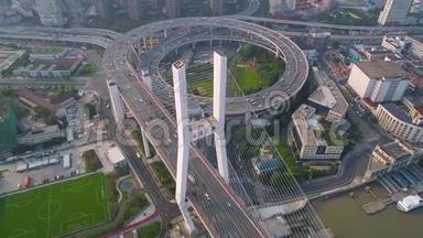 中国上海-2017年5月5日：南浦大桥公路交汇处鸟瞰，现代建筑