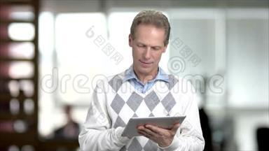 成熟的男人在电脑平板电脑<strong>上上</strong>网。