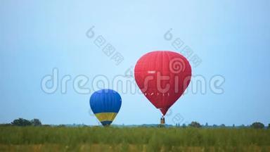 两个彩色<strong>热气球</strong>准备软着陆，极限运动