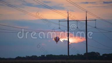 日落时分，巨大的热气球在田野上飞舞，梦幻般的美景