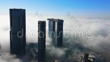 从高空俯瞰城市摩天大楼，云雾飘过阿布扎比<strong>阿里</strong>姆岛太阳和天空塔