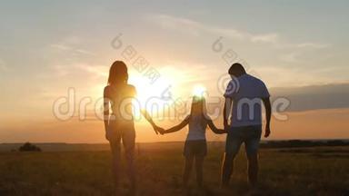 剪影，和<strong>爸爸</strong>妈妈一起快乐的孩子，日落时分的家人，夏天。 我们是幸福的家庭。 的概念