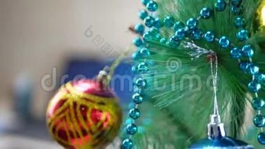 在工作场所用装饰的五彩球的圣诞树