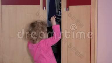 吓坏了的小女孩打开衣<strong>柜门</strong>躲在里面。 暴力概念