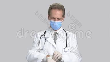 戴着手套微笑的医生画像。