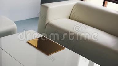 带有白色舒适沙发、椅子和带有薄金盒的咖啡桌的轻型客房。