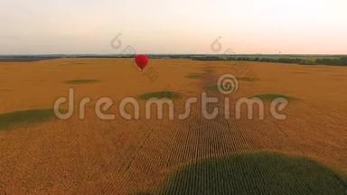 红色热气球漂浮在金色的田野上，个人旅游，浪漫的约会