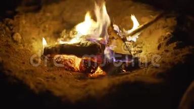 在海滩营地用木头烧火。 特写