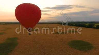 日落时分，红热气球飘过田野，浪漫的纪念日，爱情