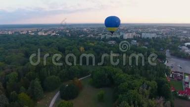 清晨，热气球飘过城市公园，升上天空