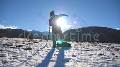 年轻快乐男子的后景在冬天的山上跳舞很有趣。 在大雪纷飞的背景下跳舞