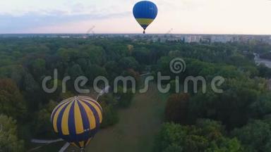 空中气球在城市绿地上空升起，冠军赛，鸟瞰