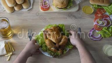 男人<strong>沉迷</strong>于不健康的饮食，把炸鸡放在桌子上，喜欢食物