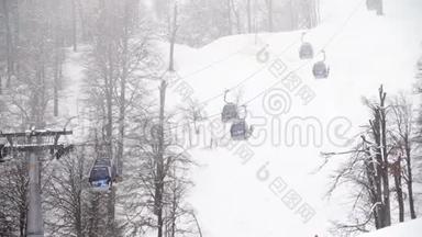 冬季滑雪场，山上有滑雪电梯。 滑雪坡与滑雪电梯和运行在雾天。 活跃假日