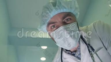 戴面具的医生低头看病人检查他的意识