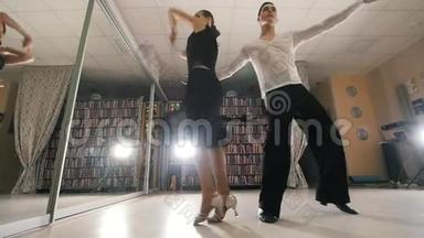 年轻男女穿着服装在<strong>工作室</strong>里跳舞练习拉丁美洲<strong>舞蹈</strong>，动作缓慢