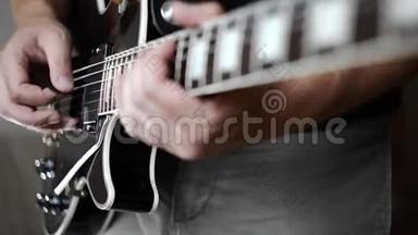 音乐家<strong>用电</strong>吉他独奏，<strong>用电</strong>乐器演奏，用吉他、摇滚吉他大声演奏