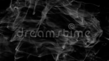 一排排白色燃烧的湍流烟雾在黑色背景下通过框架上升