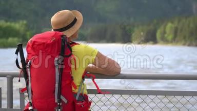 那个带着红色背包的旅行者的女人到过山河的斜拉桥要<strong>花钱</strong>。