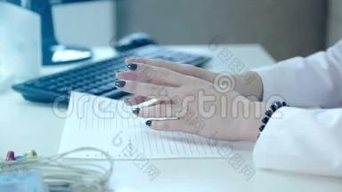 `医生的手`一个女人的特写，在谈话中她的手在<strong>桌面上</strong>做手势
