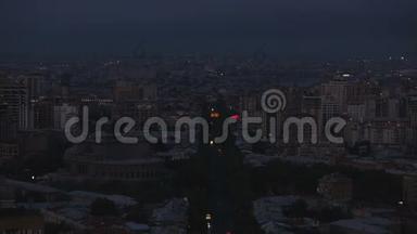 夜晚的城市，亚美尼亚埃里温黑暗的中央大街，空气被交通污染
