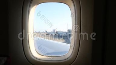 亚洲女孩从飞机上透过窗户看机场