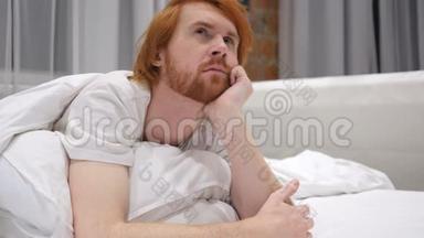 思考红头发的胡子男在床上放松，头脑风暴