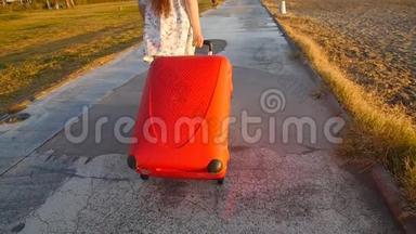 年轻时尚的女人带着红色的手提箱跑。 假期概念