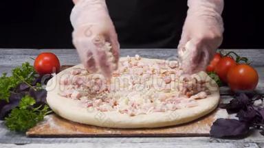 在准备披萨的时候，用手套<strong>上</strong>厨师的手，用新鲜的蔬菜<strong>放在木板上</strong>，食品店的概念。 框架