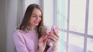 快乐，年轻的女人使用智能手机。 时髦的<strong>女孩</strong>用手机浏览<strong>社交网络</strong>。 女士在线交流