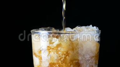 将可乐、苏打水、根贝、混合水和冰块倒入玻璃杯中