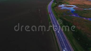 维斯普斯高速公路，高速公路上的汽车运动。 红色卡车在移动。 俄罗斯沥青路，克拉斯诺达尔。 空中景观