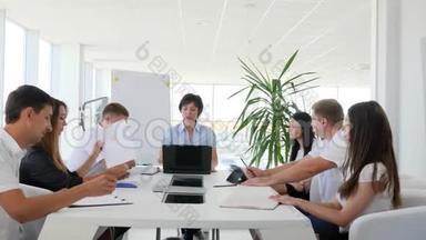 女老板在笔记本电脑前与合作伙伴会面，讨论现代会议室的商业发展<strong>思路</strong>