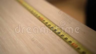 家具制造商在工厂标记黄色标尺特写与铅笔标记编号85