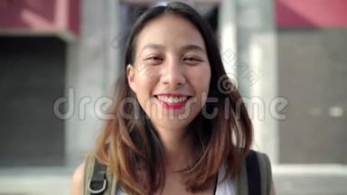 在北京唐人街旅行时，年轻的亚洲背包客感到快乐，微笑着拍照。