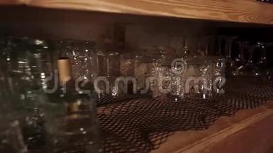 水晶眼镜和酒杯正在酒吧的架子上烘干，相机在移动