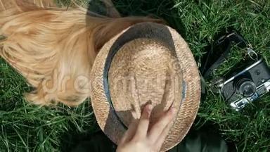 美丽的金发女孩<strong>躺在草地</strong>上，到处都是傻瓜。 起飞，戴上一顶<strong>躺在草地</strong>上的帽子。 概念