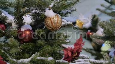 圣诞<strong>树上装饰</strong>着闪闪发光的圣诞<strong>装饰</strong>品。
