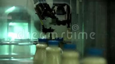 自动装置旋转瓶盖.. 塑料瓶生产牛奶的自动化生产线。 奶瓶