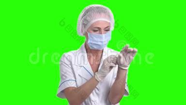 女医生戴上白手套。