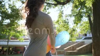 背光下的情绪，快乐的<strong>女友</strong>们手牵着手在公园的背景树上旋转着五颜六色的气球