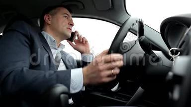 尊敬，有责任心的人开车，在手机上说话。