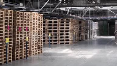 仓库有货架和货架，装满纸板箱，用铝箔包裹在木托盘上。 剪辑。 大而轻