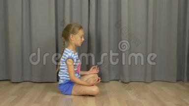 一个小女孩正在冥想，坐在室内客厅的地板上。