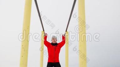 一个受过体育<strong>训练</strong>的人在冬天在露天的双杠上做俯卧撑.. 总体<strong>计划</strong>的基本观点