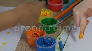 孩子们用无毒、儿童安全的油漆用手指画画，环保油
